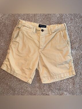 Men’s American Eagle chino shorts, size 28 (fits XS–S)